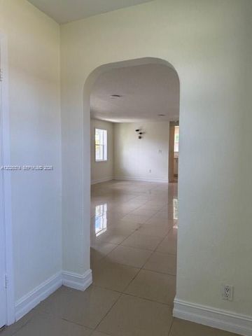 2711 Dewey St, Hollywood, FL 33020