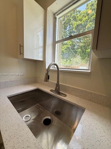 2711 Dewey St, Hollywood, FL 33020