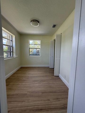 2711 Dewey St, Hollywood, FL 33020