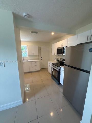 2711 Dewey St, Hollywood, FL 33020