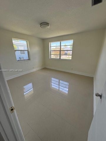 2711 Dewey St, Hollywood, FL 33020