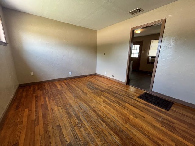 202 W Wheatland Road W, Duncanville, TX 75116