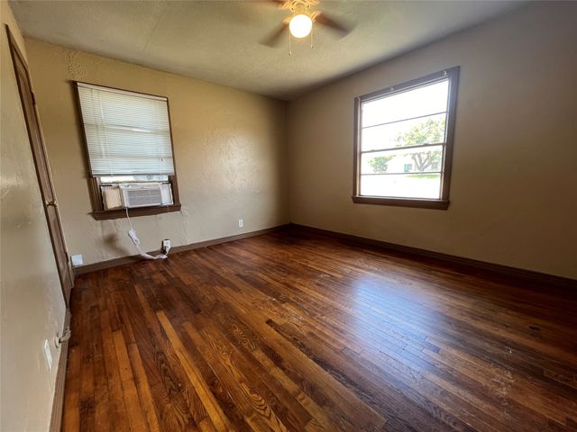 202 W Wheatland Road W, Duncanville, TX 75116
