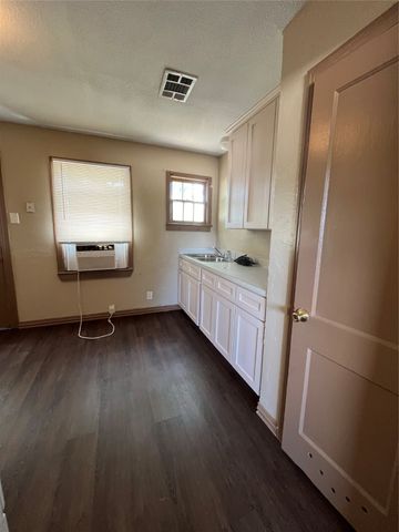 202 W Wheatland Road W, Duncanville, TX 75116