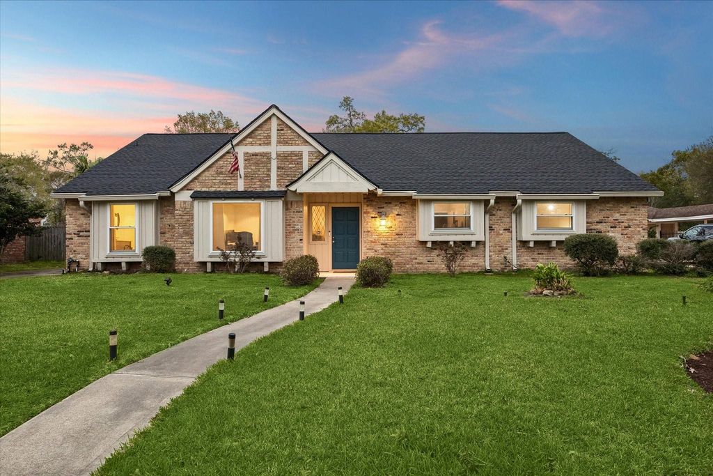 311 Forest Lake Drive, Taylor Lake Village, TX 77586