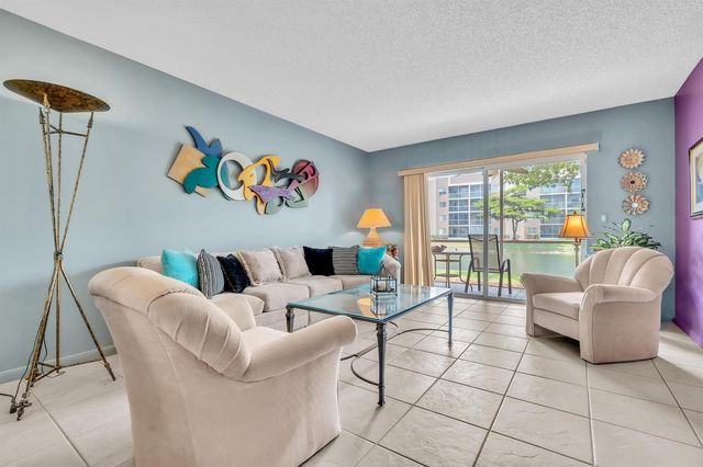9560 WELDON Circle J110, Tamarac, FL 33321