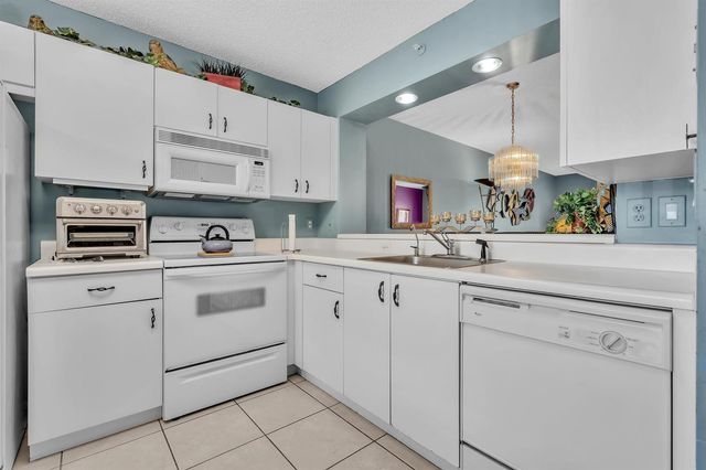 9560 WELDON Circle J110, Tamarac, FL 33321