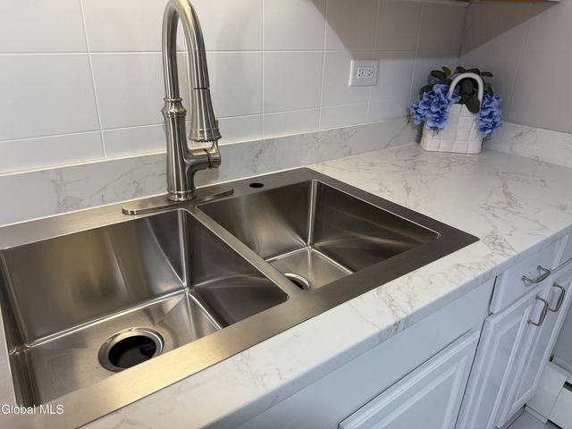 44 W 8th Avenue, Gloversville, NY 12078