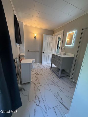 44 W 8th Avenue, Gloversville, NY 12078