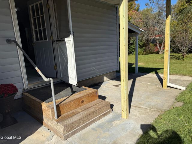 44 W 8th Avenue, Gloversville, NY 12078