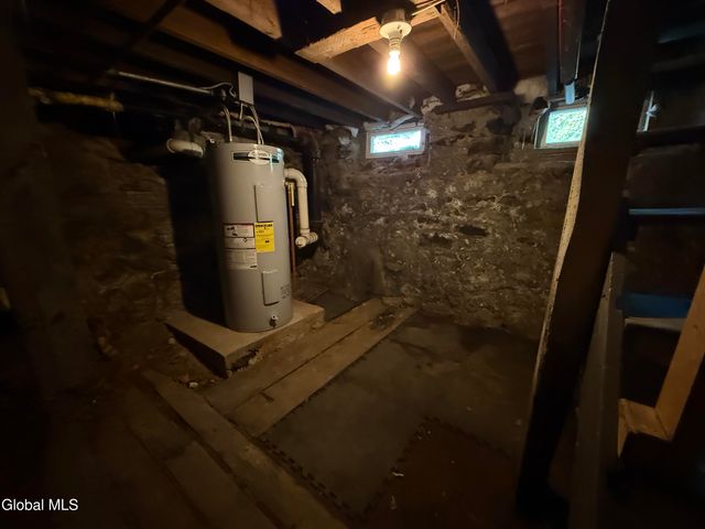 44 W 8th Avenue, Gloversville, NY 12078