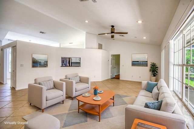 252 Moccasin Trail W, Jupiter, FL 33458