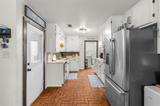 602 Colonial Drive, Athens, TX 75751