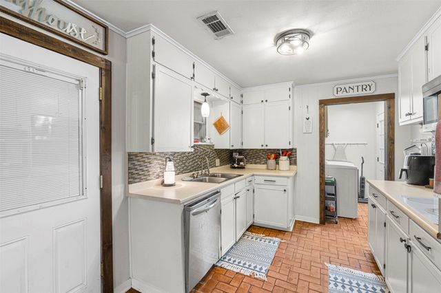 602 Colonial Drive, Athens, TX 75751