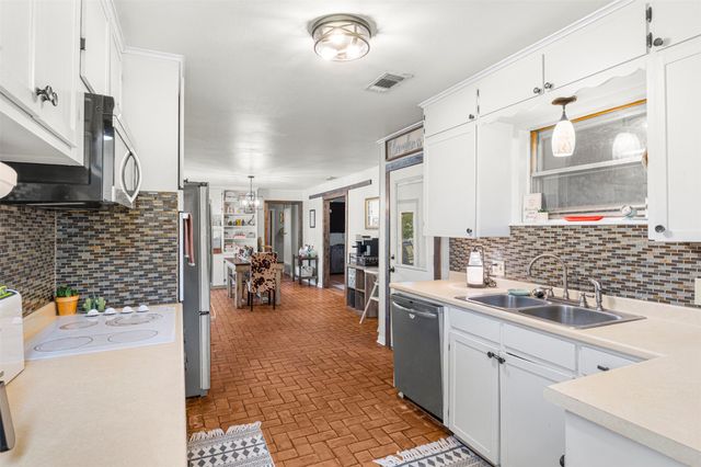 602 Colonial Drive, Athens, TX 75751