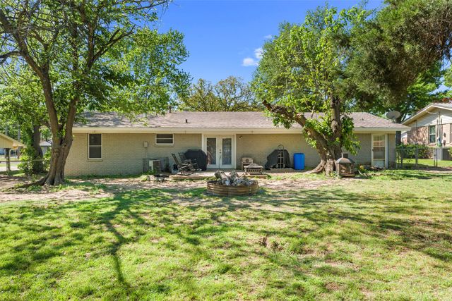 602 Colonial Drive, Athens, TX 75751