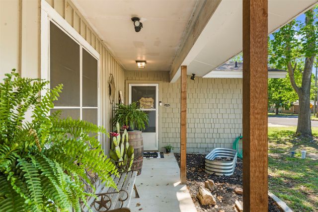 602 Colonial Drive, Athens, TX 75751