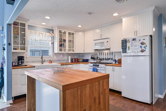 4310 Karankawa Way, Jamaica Beach, TX 77554