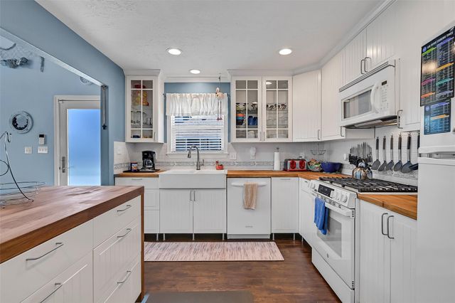 4310 Karankawa Way, Jamaica Beach, TX 77554