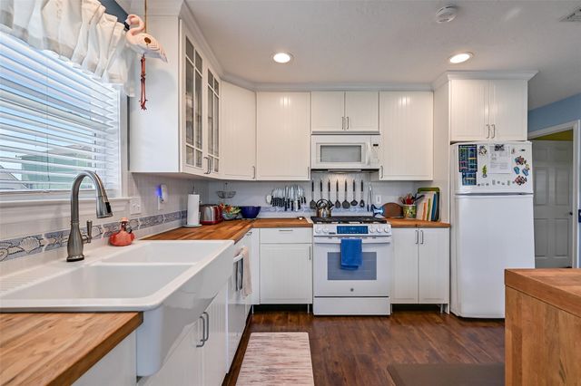 4310 Karankawa Way, Jamaica Beach, TX 77554