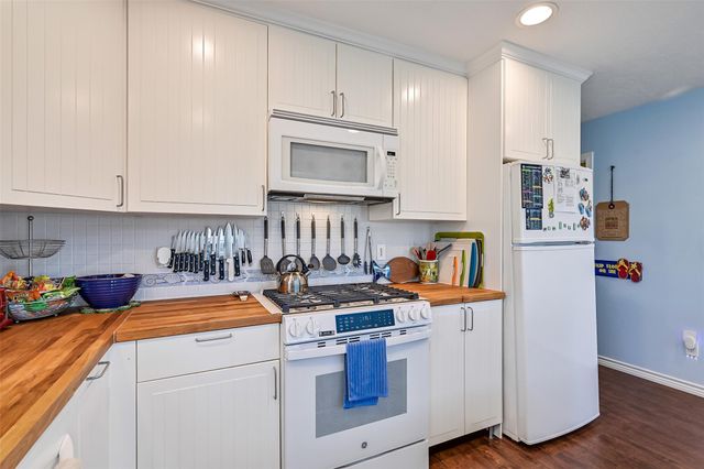 4310 Karankawa Way, Jamaica Beach, TX 77554