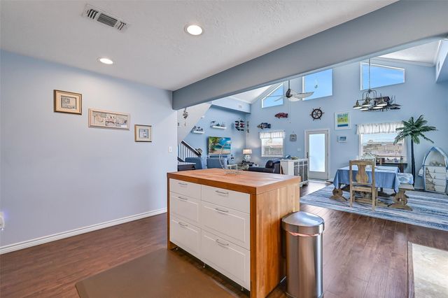 4310 Karankawa Way, Jamaica Beach, TX 77554