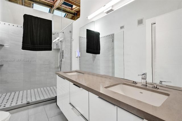 2619 S Parkview Dr, Hallandale Beach, FL 33009