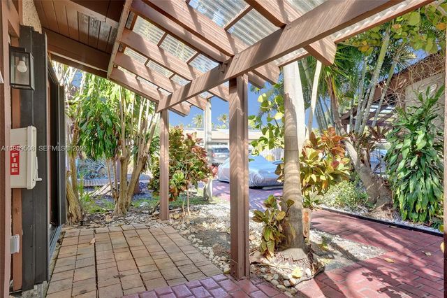 2619 S Parkview Dr, Hallandale Beach, FL 33009