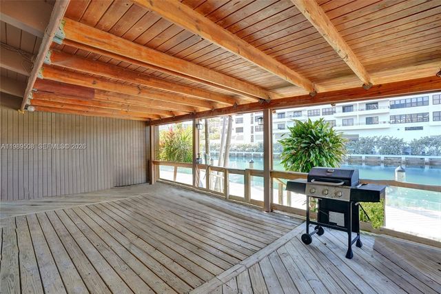 2619 S Parkview Dr, Hallandale Beach, FL 33009