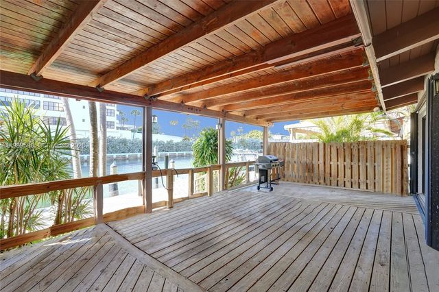 2619 S Parkview Dr, Hallandale Beach, FL 33009