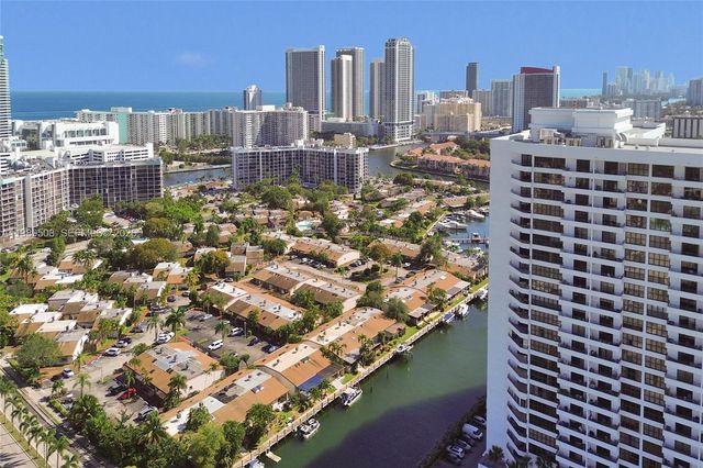 2619 S Parkview Dr, Hallandale Beach, FL 33009