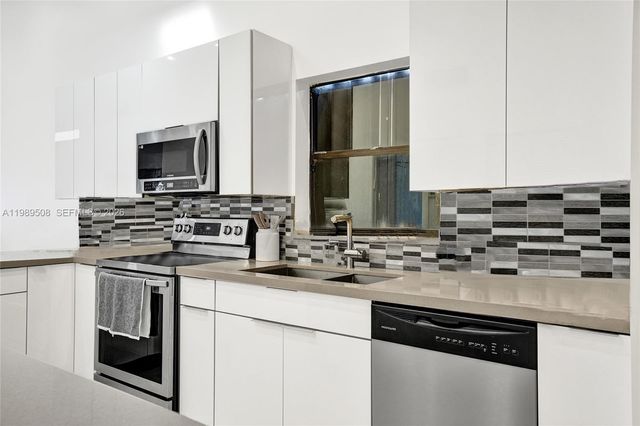 2619 S Parkview Dr, Hallandale Beach, FL 33009