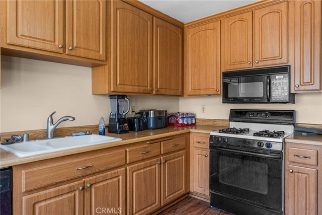 940 Torrey Pine, Colton, CA 92324