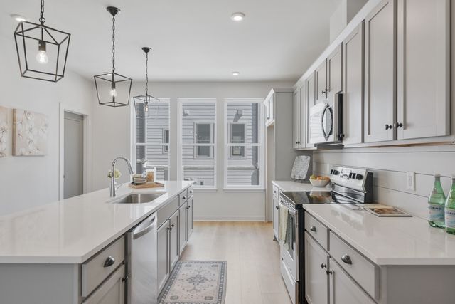 352 East Village Ln, Nashville, TN 37216