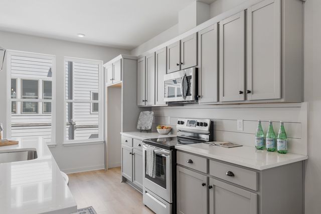 352 East Village Ln, Nashville, TN 37216