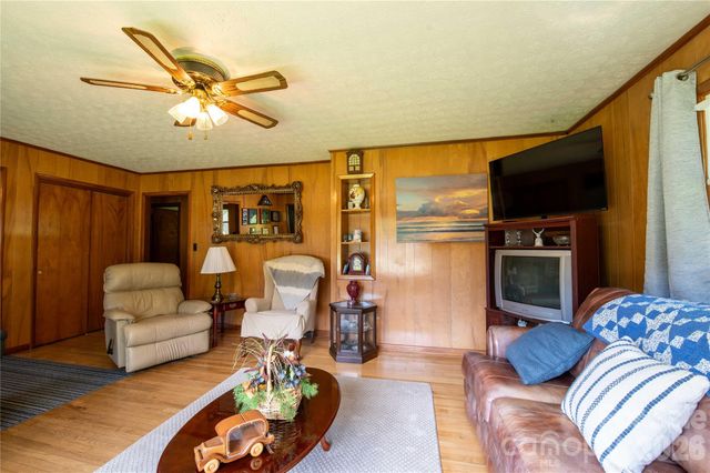 40 Double Island Road, Burnsville, NC 28714