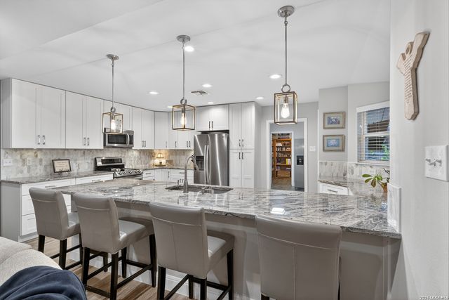 207 Zornia Dr., Castle Hills, TX 78213