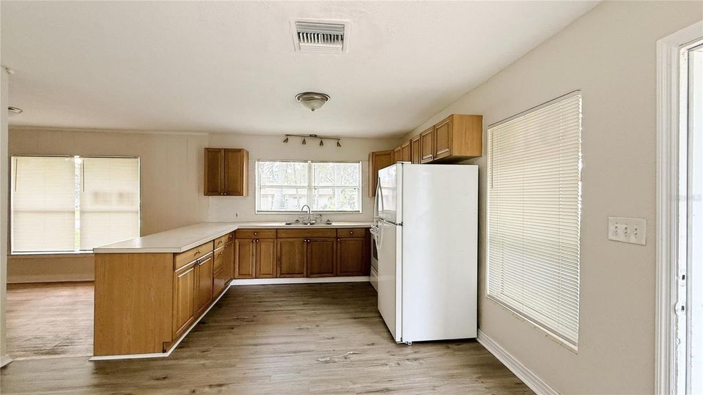 Image 5 of property listing at 3308 3RD AVENUE W, Bradenton, FL 34205