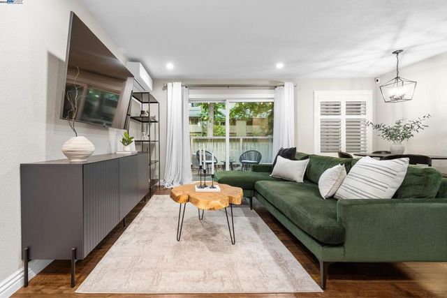 2724 Oak Rd 88, Walnut Creek, CA 94597