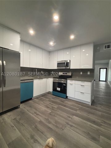 453 NE 210th Ter, Miami, FL 33179