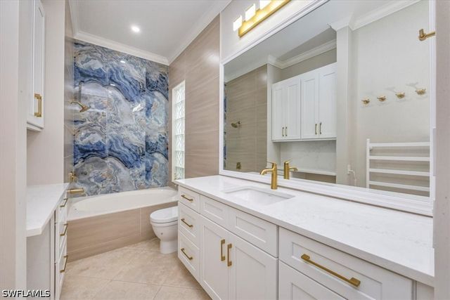 3833 Huelva CT, Naples, FL 34109