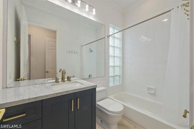 3833 Huelva CT, Naples, FL 34109