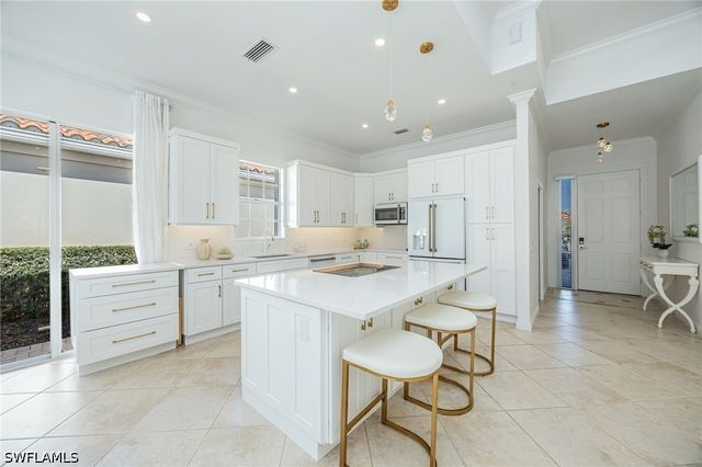 3833 Huelva CT, Naples, FL 34109