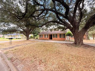 1302 Linwood Drive, Wharton, TX 77488