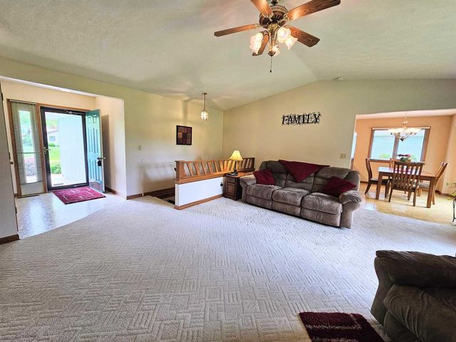6090 Chatsworth Drive, Rockford, IL 61109