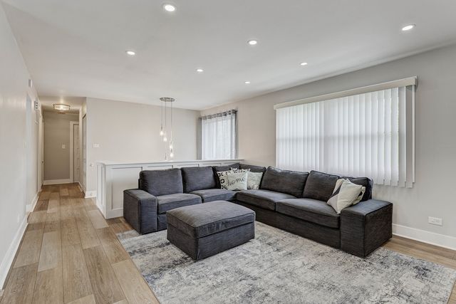 4721 Huntington Boulevard, Hoffman Estates, IL 60192