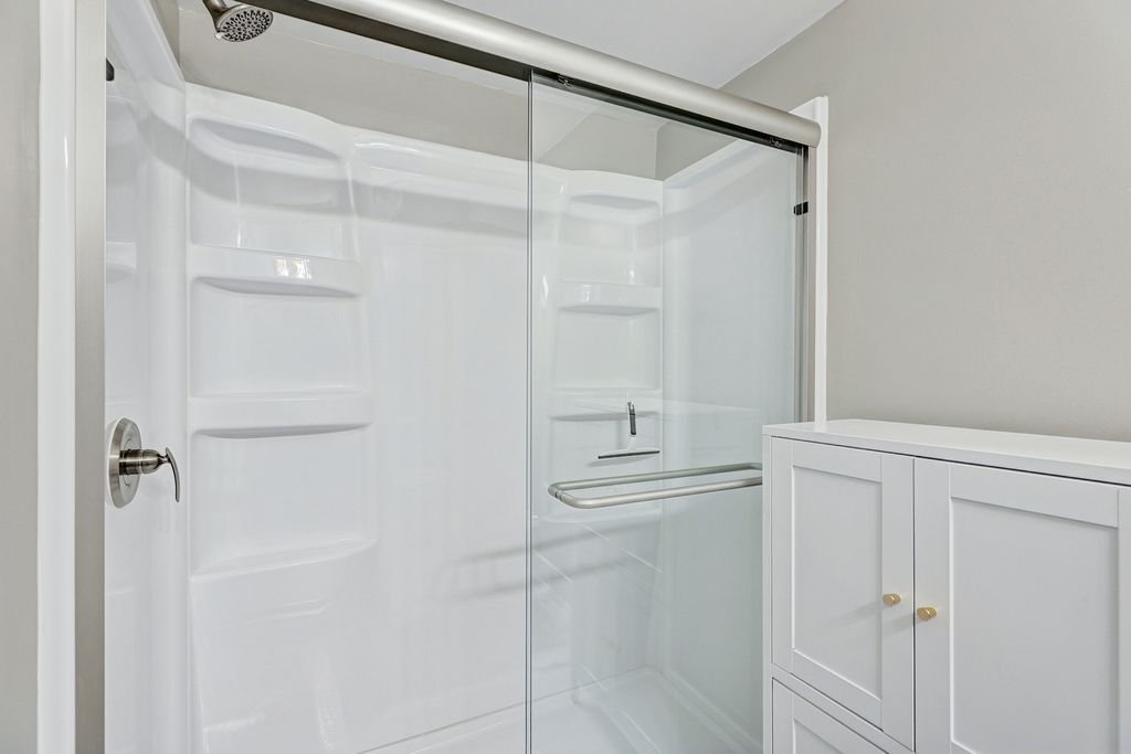 Image 11 of property listing at 4721 Huntington Boulevard, Hoffman Estates, IL 60192