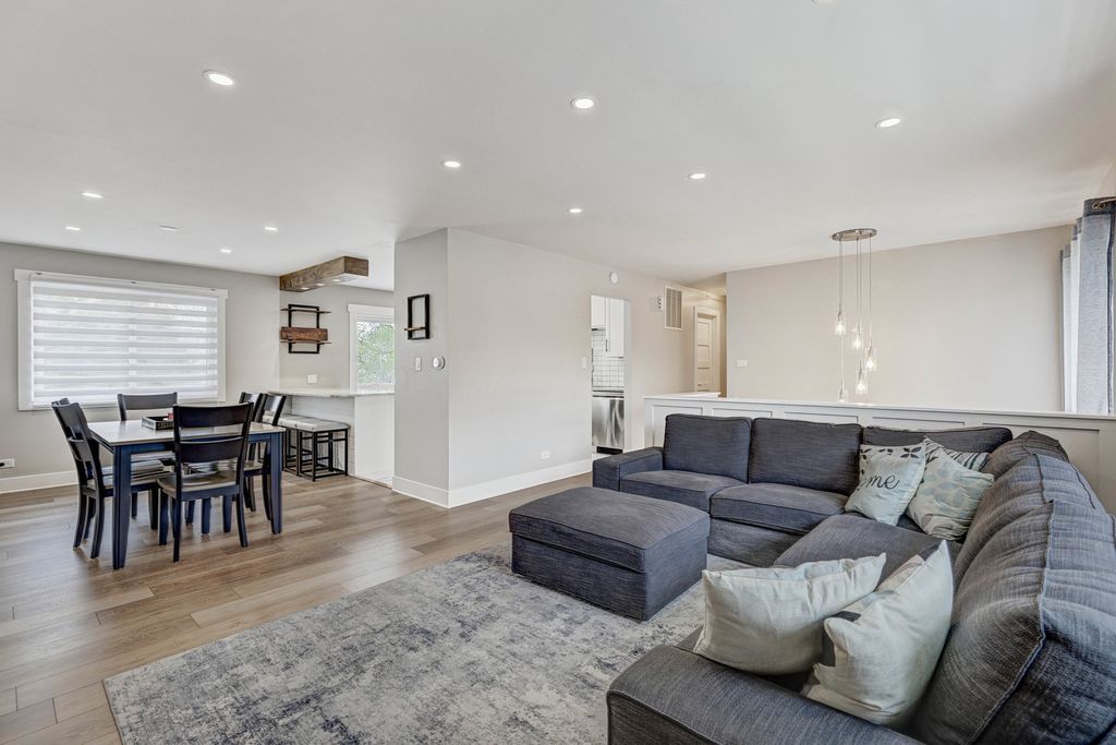 Image 14 of property listing at 4721 Huntington Boulevard, Hoffman Estates, IL 60192