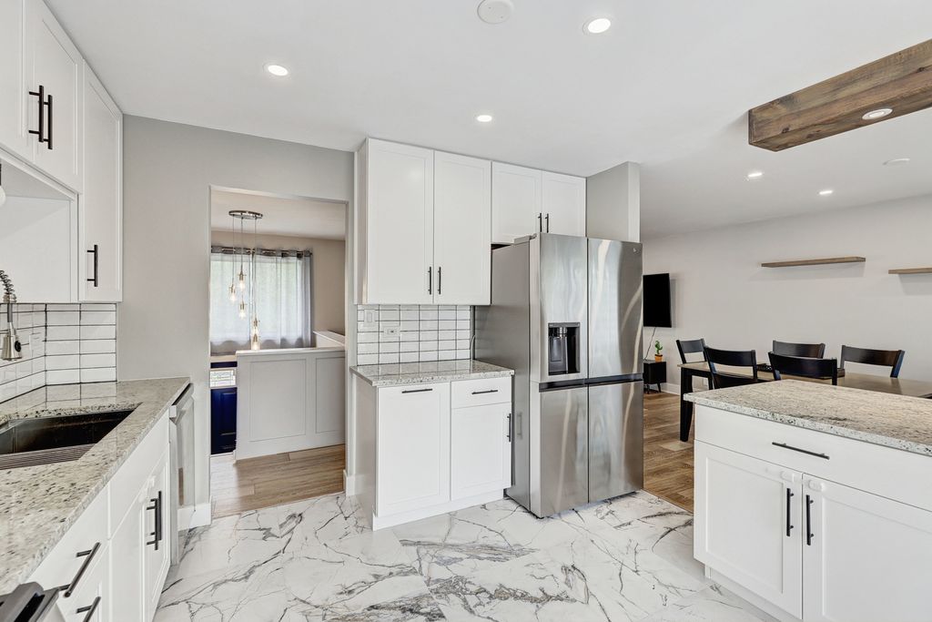 Image 17 of property listing at 4721 Huntington Boulevard, Hoffman Estates, IL 60192