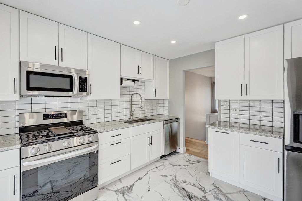 Image 18 of property listing at 4721 Huntington Boulevard, Hoffman Estates, IL 60192